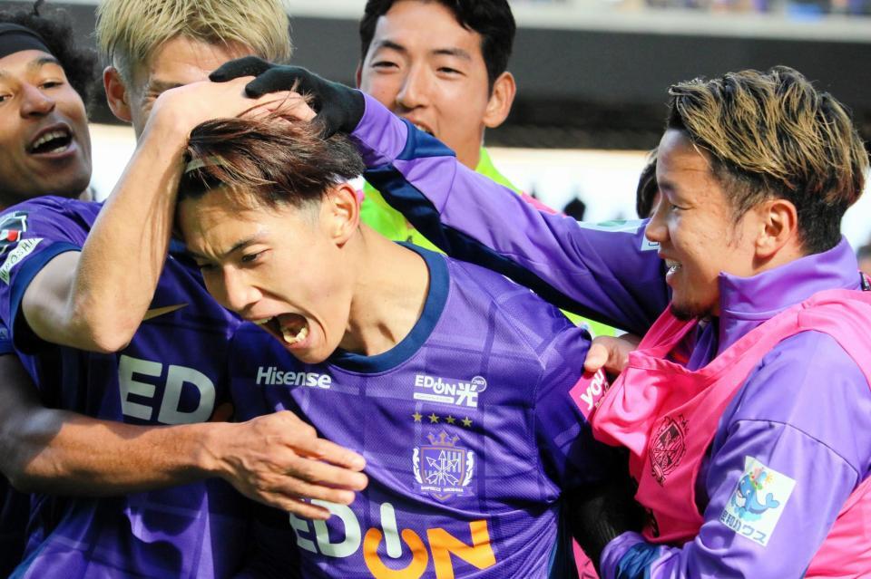 　先制点を決めて雄たけびをあげる東（撮影・畠山賢大）