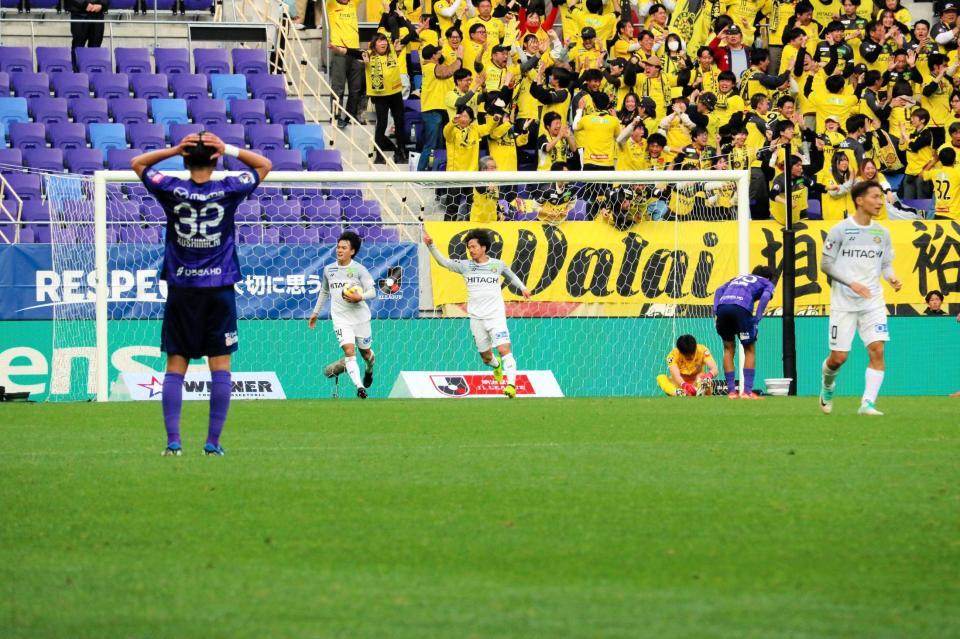 　試合終盤に同点ゴールを許した広島イレブン（撮影・畠山賢大）