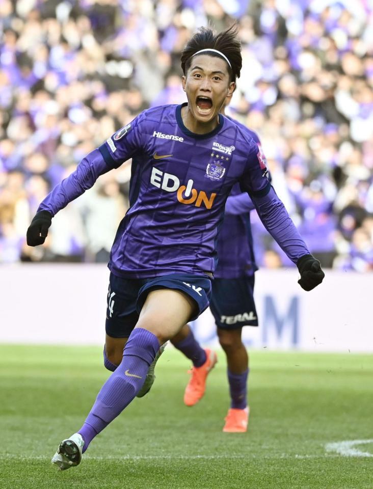 　後半、先制ゴールを決め、駆け出す広島・東