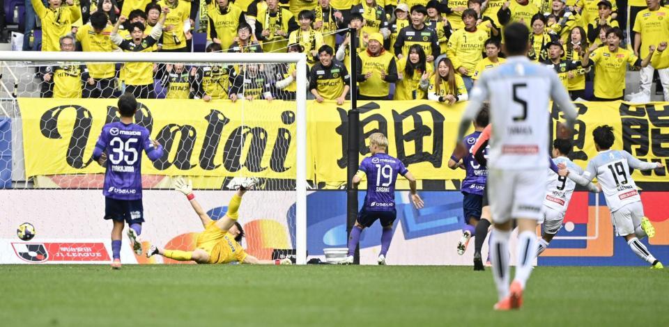 　後半、同点ゴールを決める柏・細谷（右から２人目）。ＧＫ大迫