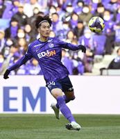 　　後半、クロスに飛び込む広島・東。左足ボレーが決まり先制ゴールとなる