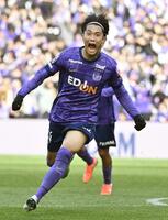 　後半、先制ゴールを決め、駆け出す広島・東