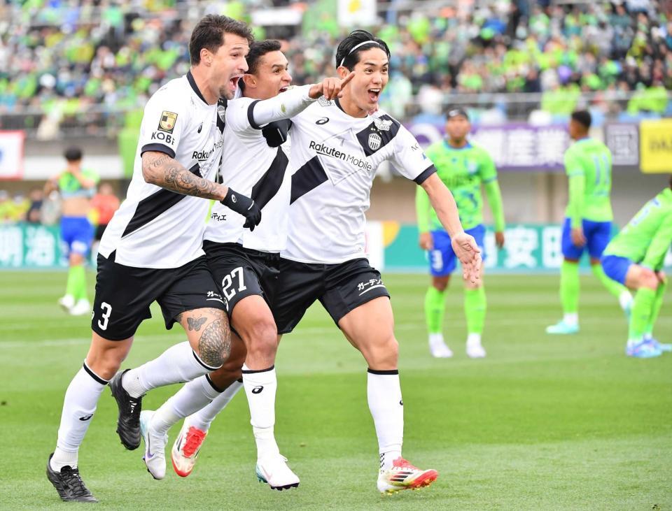 　前半、先制ゴールを決めサポーターを指差して駆け出す神戸・エリキ。左はトゥーレル、右は武藤