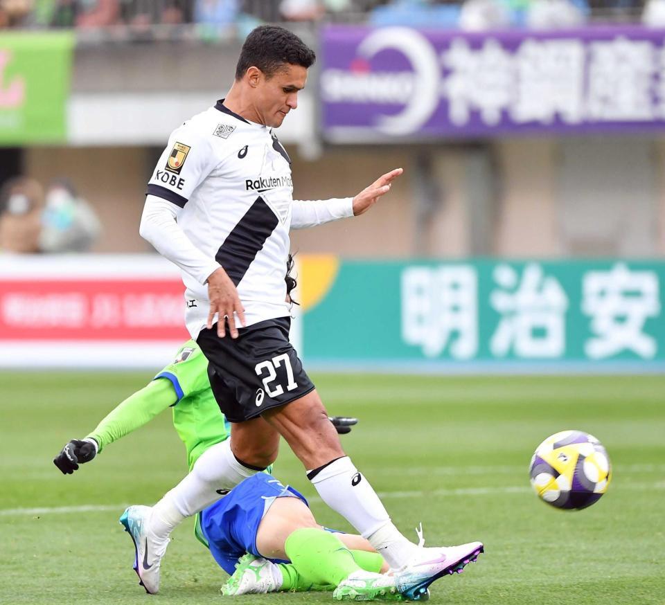 　前半、２点目のゴールを決めるエリキ（撮影・開出牧）