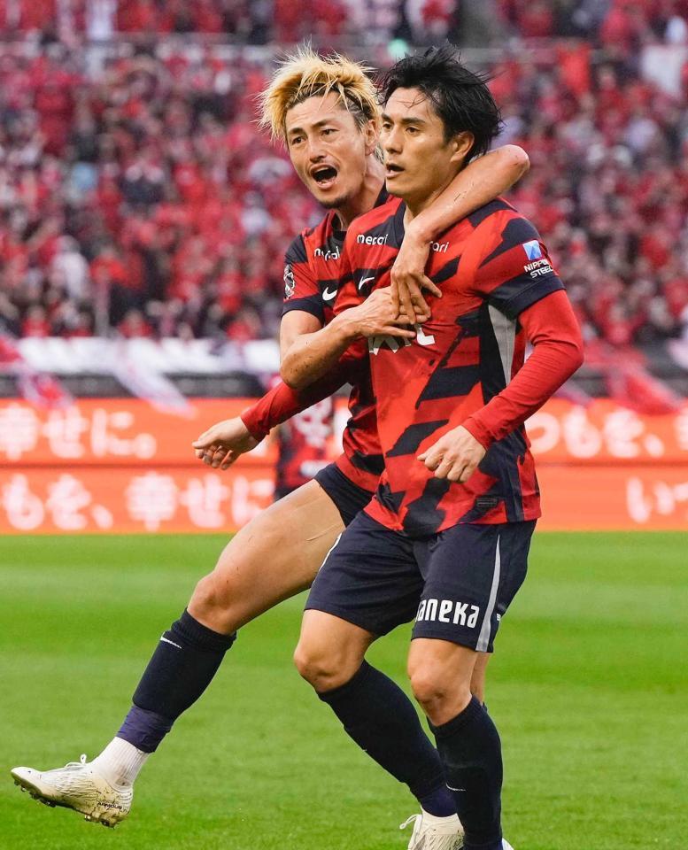 　後半、同点ゴールを決め、鈴木に祝福される鹿島・知念（右）
