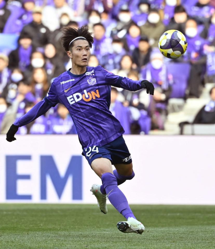 　　後半、クロスに飛び込む広島・東。左足ボレーが決まり先制ゴールとなる