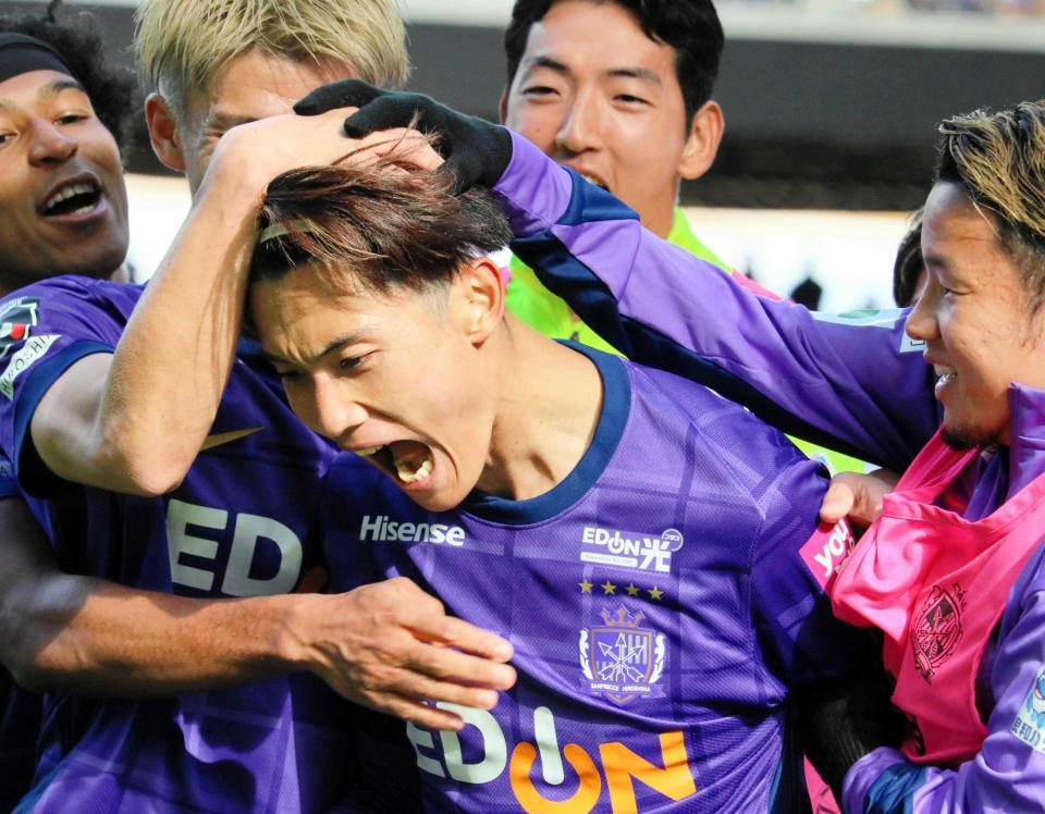 　先制点を決め、雄たけびを上げる広島・東（撮影・畠山賢大）