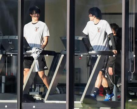 　バーレーン戦に向け、室内で調整する三笘（左）と田中