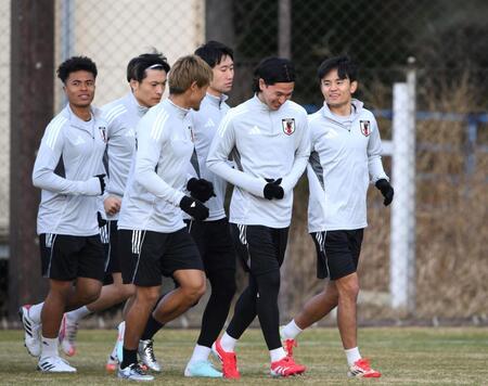 　練習中、リラックスした表情を見せる日本代表・久保建英（右端）＝撮影・堀内翔