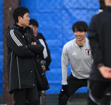 　練習前に談笑する森保一監督（左）と日本代表・三笘薫（撮影・堀内翔）