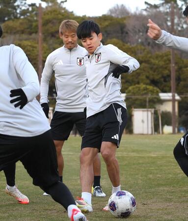 　アジア最終予選のバーレーン戦に向けて調整する日本代表・久保建英。左は守田英正（撮影・堀内翔）