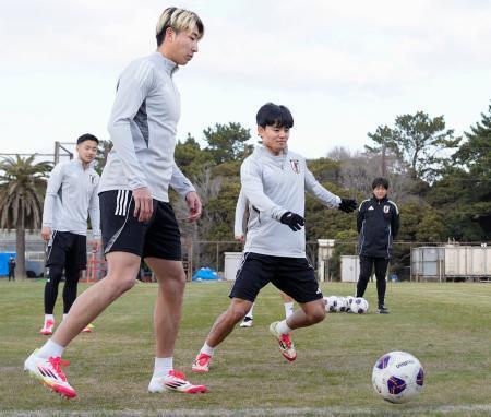 　サッカーＷ杯アジア最終予選のバーレーン戦に向け、調整する（右から）久保、関根、菅原＝千葉市内