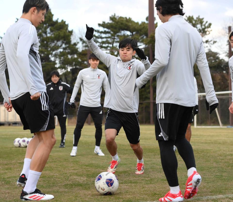 　アジア最終予選のバーレーン戦に向けて調整する日本代表・久保建英＝千葉市内（撮影・堀内翔）