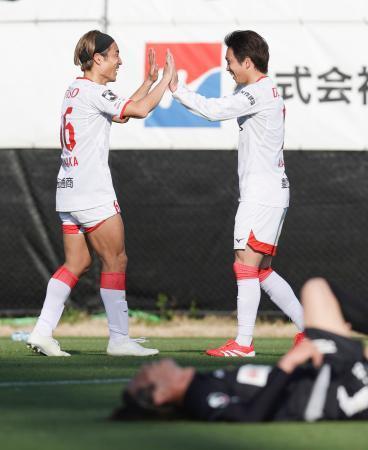 　宮崎-名古屋　延長後半、自身２点目のゴールを決めタッチを交わす名古屋・浅野（右）＝いちご