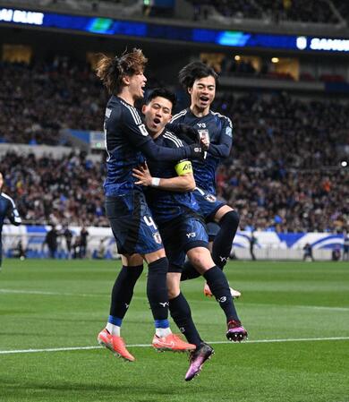 　前半、日本代表・遠藤航（中央）がゴールネットを揺らして喜ぶもＶＡＲ判定でノーゴール判定となる（撮影・堀内翔）