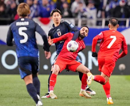 　前半、競り合う伊藤（奥左）