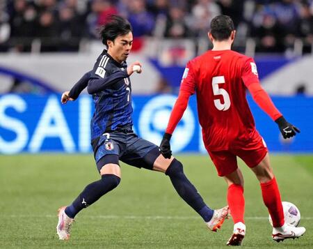 　前半、競り合う三笘