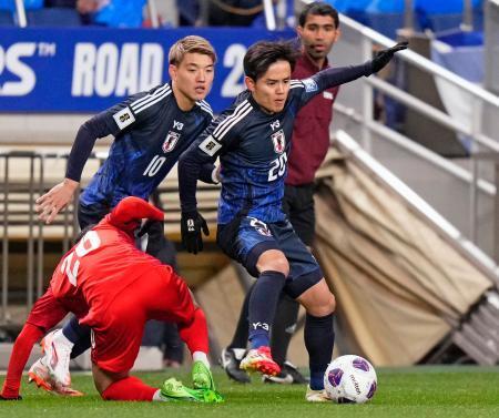 　日本-バーレーン　前半、競り合う久保。左は堂安＝埼玉スタジアム