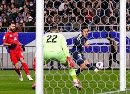 　サッカーＷ杯アジア最終予選のバーレーン戦の後半、チーム２点目のゴールを決める久保建英（右）＝２０日、埼玉スタジアム