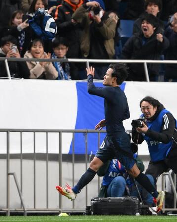 　後半、ゴールを決めてユニホームをスタンドに投げ込む日本代表・久保建英（撮影・堀内翔）