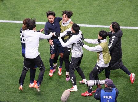 　後半、ゴールを決め、イレブンと喜び合う日本代表・久保建英（左から３人目）＝撮影・西岡正
