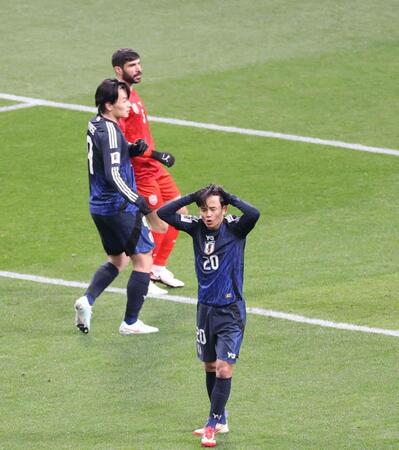 　前半、頭を抱える日本代表・久保建英（手前）＝撮影・西岡正
