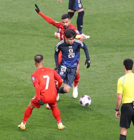 　前半、激しく競り合った後、抜け出す日本代表・久保建英（撮影・西岡正）