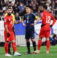 　前半、ゴールが認められず渋い表情の日本代表・遠藤航