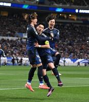 　前半、日本代表・遠藤航（中央）がゴールネットを揺らして喜ぶもＶＡＲ判定でノーゴール判定となる（撮影・堀内翔）