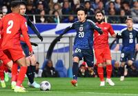 　前半、攻め上がる久保