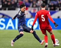 　前半、競り合う三笘