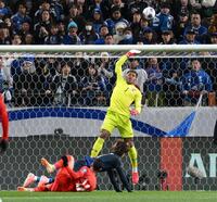 　前半、ゴールを守る日本代表・鈴木彩艶（撮影・堀内翔）