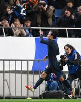 　後半、ゴールを決めてユニホームをスタンドに投げ込む日本代表・久保建英（撮影・堀内翔）