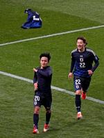 　後半、チーム２点目のゴールを決め、喜ぶ久保（左）