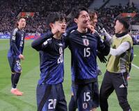 　後半、ゴールを決め、久保建英（左）と笑顔をみせる日本代表・鎌田大地（撮影・棚橋慶太）