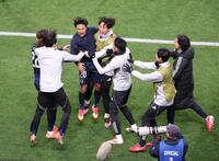 　後半、ゴールを決め、イレブンと喜び合う日本代表・久保建英（左から３人目）＝撮影・西岡正