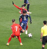 　前半、激しく競り合った後、抜け出す日本代表・久保建英（撮影・西岡正）