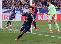 　後半、チーム２点目のゴールを決め喜ぶ日本代表・久保建英