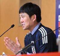 　記者会見を終えて報道陣に向けて拍手をする日本代表・森保監督（撮影・堀内翔）