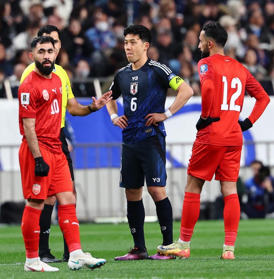 　前半、ゴールが認められず渋い表情の日本代表・遠藤航