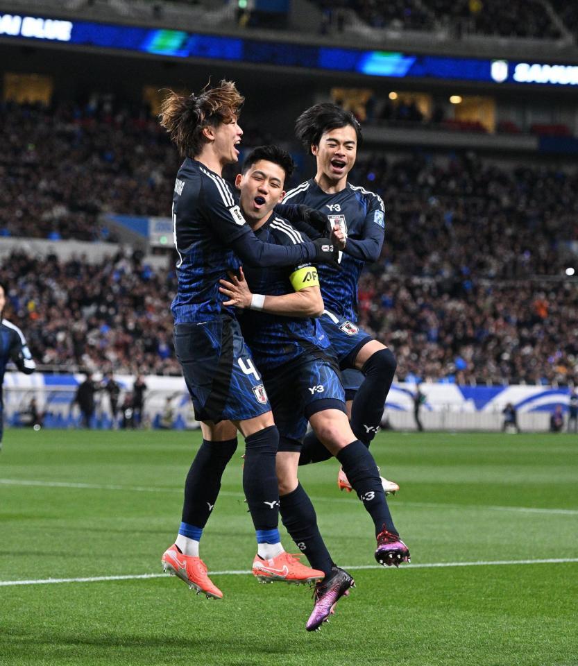 　前半、日本代表・遠藤航（中央）がゴールネットを揺らして喜ぶもＶＡＲ判定でノーゴール判定となる（撮影・堀内翔）