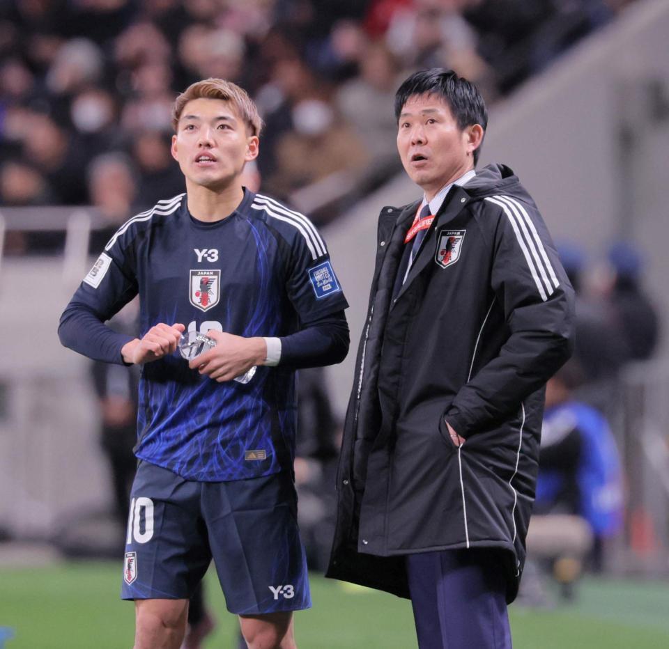 　前半、遠藤航のゴールのＶＡＲの結果を待つ日本代表・森保監督（右）＝撮影・棚橋慶太