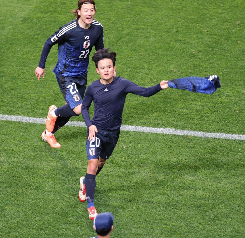 　後半、ゴールを決め、ユニホームを投げる日本代表・久保建英（撮影・西岡正）