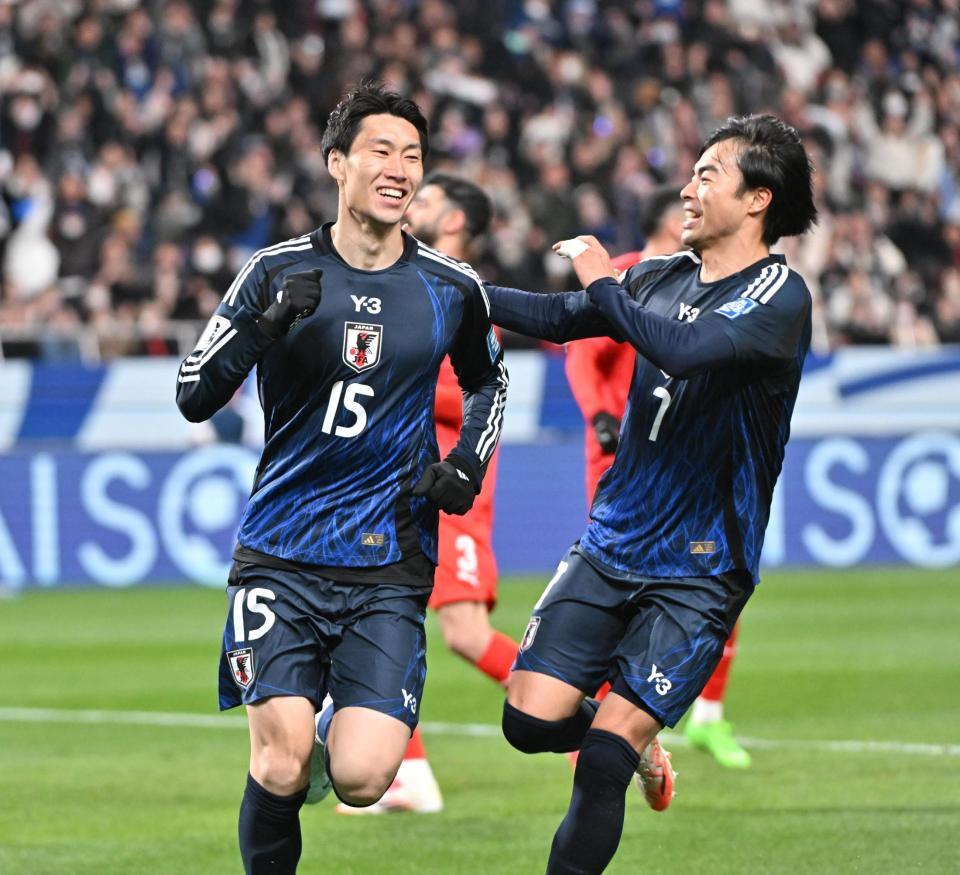 　後半、先制ゴールを決め喜ぶ日本代表・鎌田大地（左）