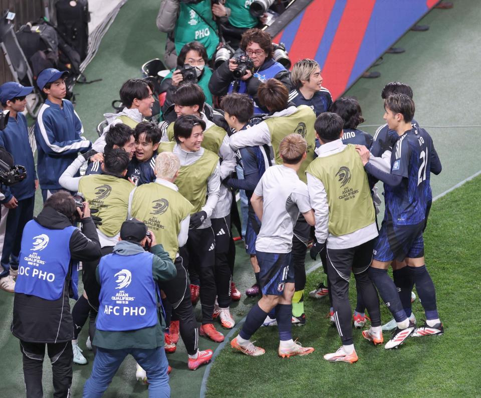 　後半、ゴールを決め、イレブンに祝福される日本代表・鎌田大地（左）＝撮影・西岡正