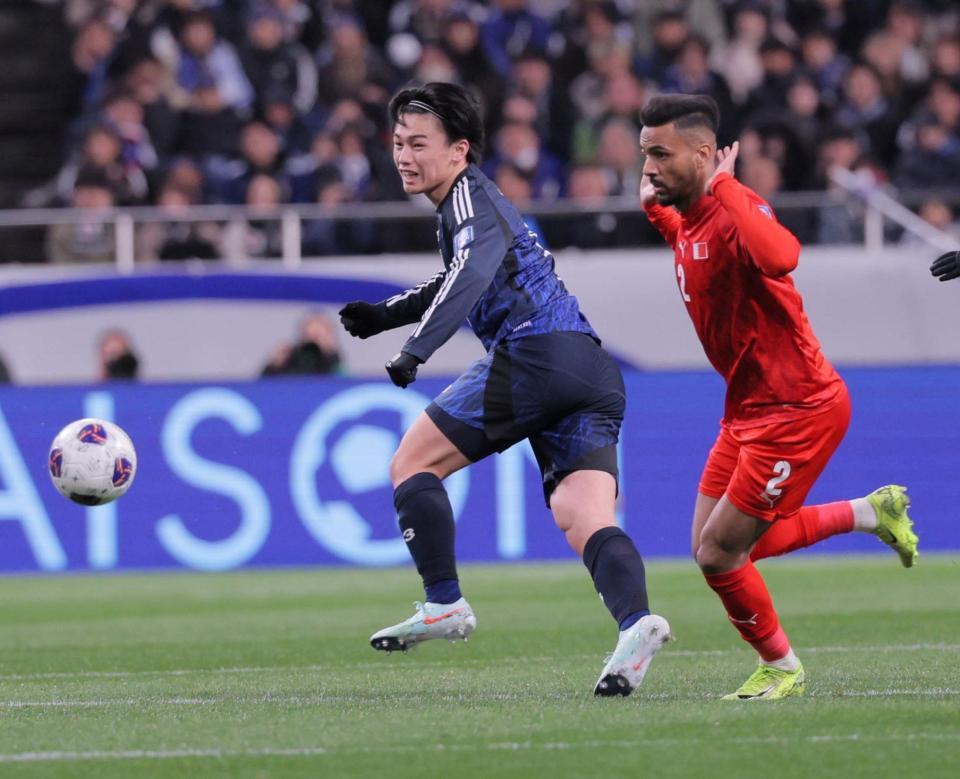 　後半、パスを出す日本代表・上田綺世（撮影・棚橋慶太）