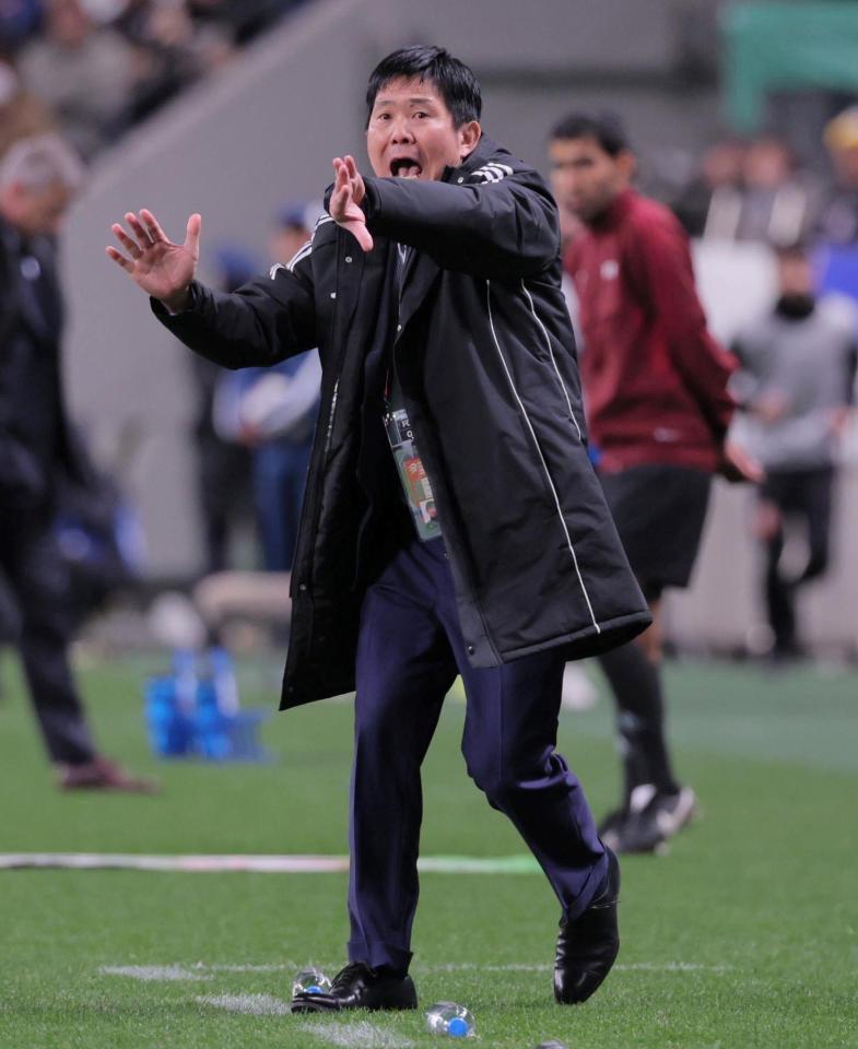 　後半、選手に指示を出す日本代表・森保監督（撮影・棚橋慶太）