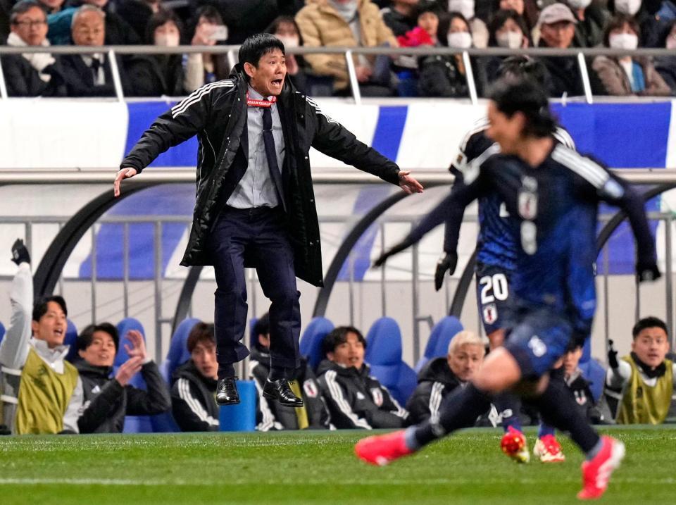 　前半、跳び上がってアピールする森保監督（左）