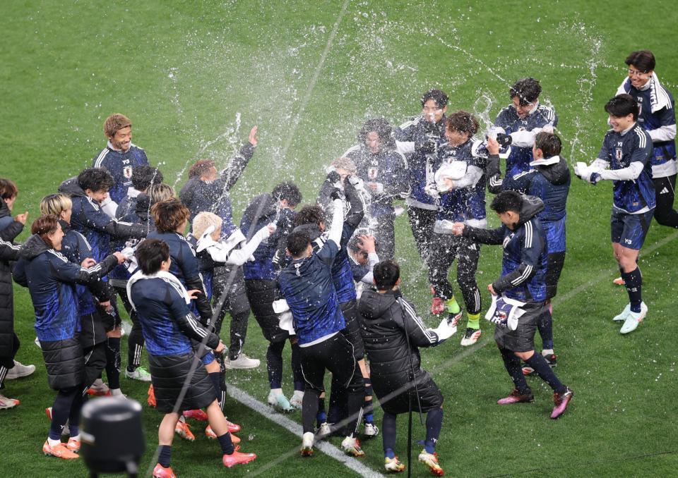 　セレモニーで森保監督（中央）に水をかける日本イレブン（撮影・西岡正）