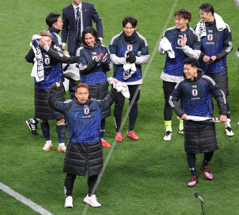 　セレモニーの最後を締める日本代表・長友佑都（左）＝撮影・西岡正